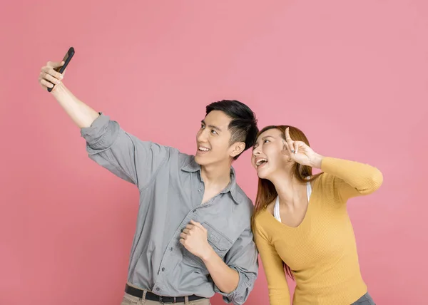 Szczęśliwy młody para co selfie ze smartfonem — Zdjęcie stockowe