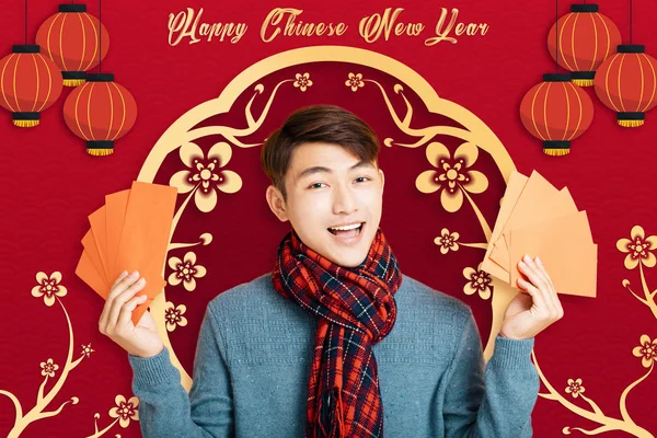 Asiatico giovane uomo festeggiando per cinese nuovo anno. testo cinese — Foto Stock