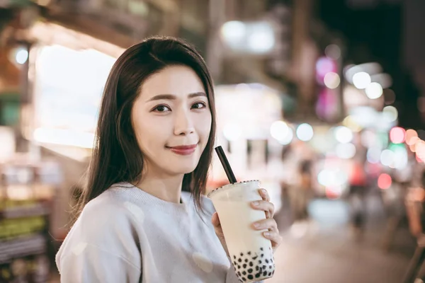 Aziatische vrouw genieten bubble melk thee met straat eten in nacht mrt — Stockfoto