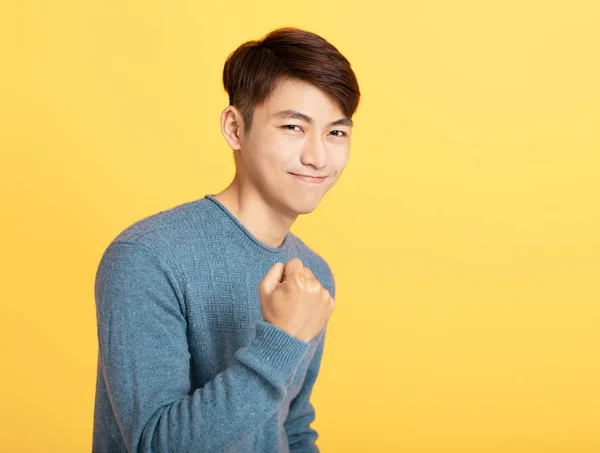 Portret van charmante Aziatische jongeman — Stockfoto