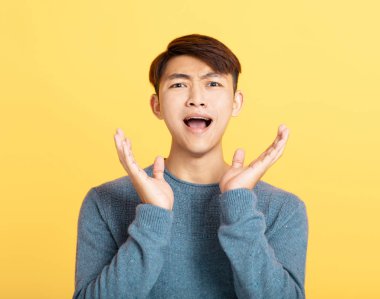 Genç adam bağırıyor ve çığlık atıyor