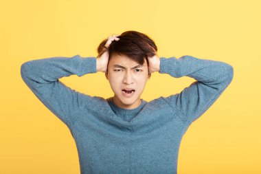 Genç adam bağırıyor ve çığlık atıyor