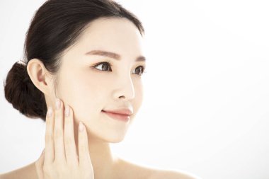 Yakın plan genç güzellik, beyaz sırt üzeri sağlıklı mükemmel cilt.