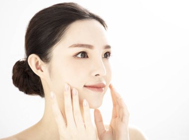 Yakın plan genç güzellik, beyaz sırt üzeri sağlıklı mükemmel cilt.