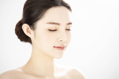 Yakın plan genç güzellik, beyaz sırt üzeri sağlıklı mükemmel cilt.