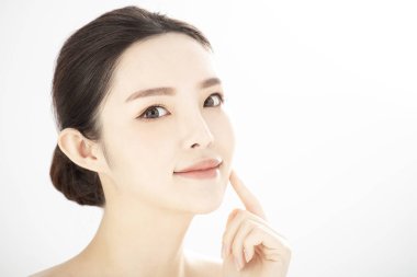 Yakın plan genç güzellik, beyaz sırt üzeri sağlıklı mükemmel cilt.