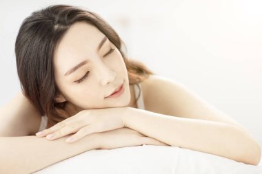 Sağlıklı ciltli, genç ve güzel bir kız. 