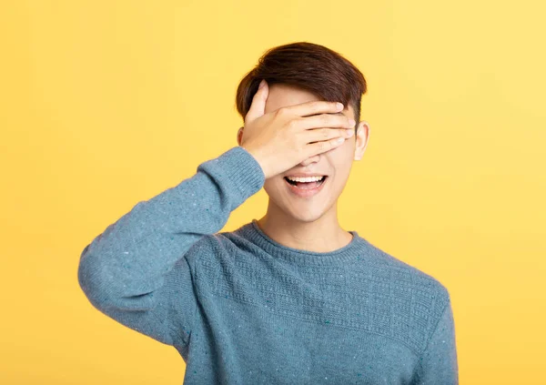 Joven cubriendo sus ojos con la mano — Foto de Stock