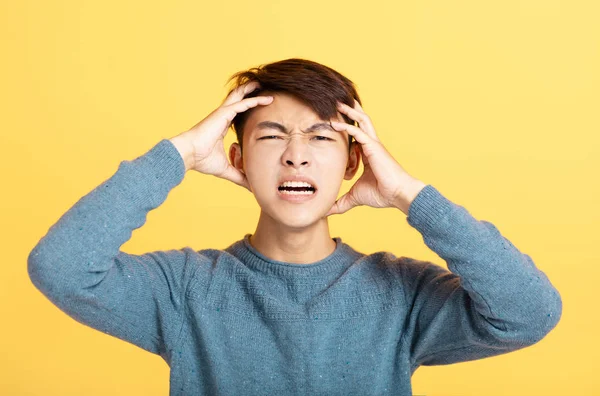 Depressiver Mann legte die Hände auf den Kopf — Stockfoto