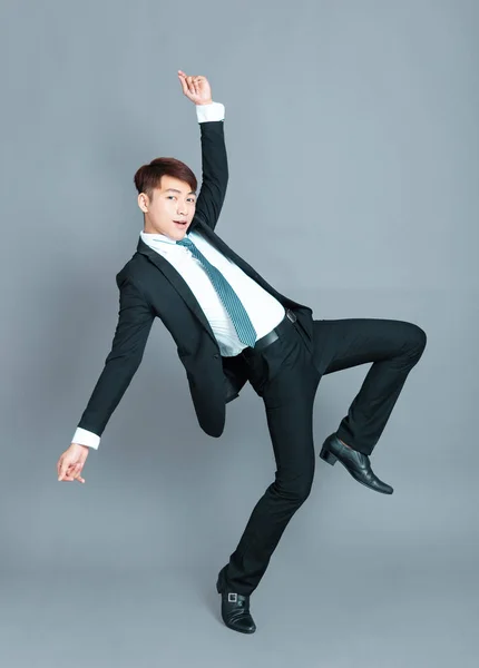 Jovem homem de negócios feliz dançando em movimento — Fotografia de Stock