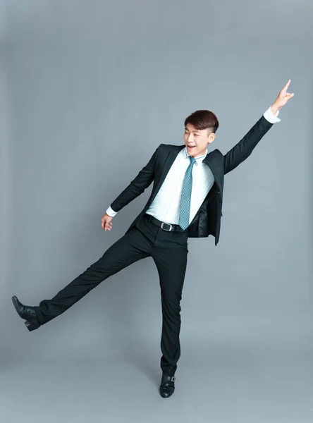 Счастливый молодой бизнесмен танцует в движении — стоковое фото