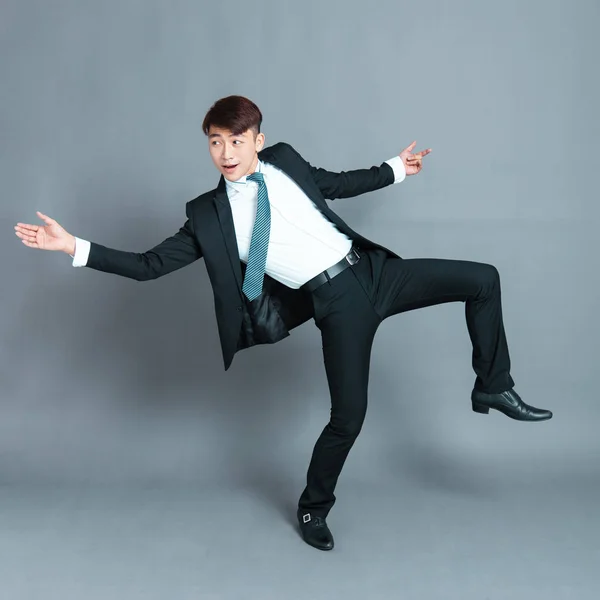 Feliz joven hombre de negocios bailando en movimiento — Foto de Stock