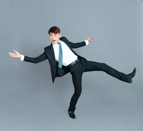 Jovem homem de negócios feliz dançando em movimento — Fotografia de Stock