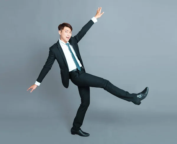 Glad ung affärsman dansar i rörelse — Stockfoto