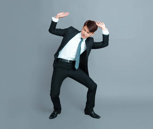 Joven hombre de negocios levantando algo — Foto de Stock