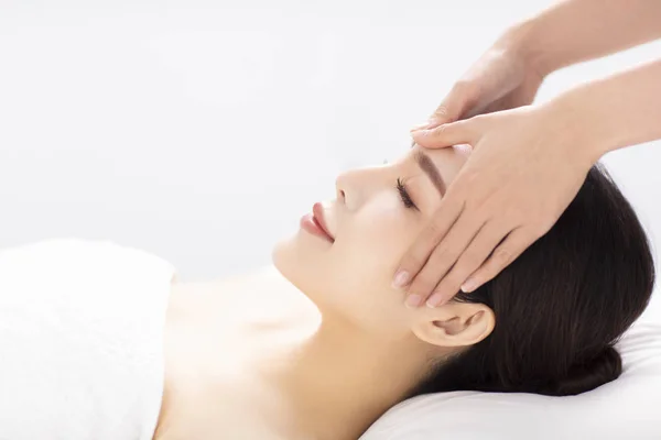 Stängd ung kvinna ansikte och huvud massage i spa — Stockfoto