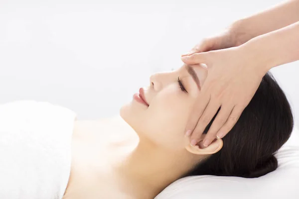 Closed young woman face and head massage in spa — Stock Photo, Image