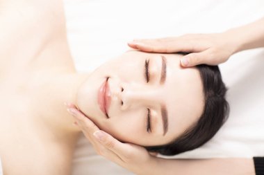 Kaplıca salonundaki güzel genç kadın.