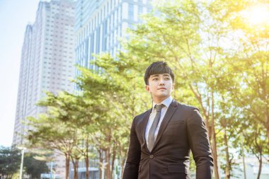 Asyalı yakışıklı iş adamının portresi.