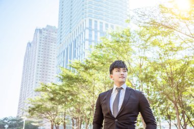 Asyalı yakışıklı iş adamının portresi.