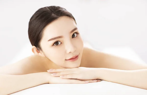 Gyönyörű fiatal nő spa szalon — Stock Fotó