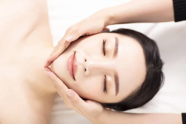 Beautiful young woman in spa salon — Stock Photo, Image