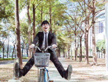 İşe bisikletle giden mutlu iş adamı. 