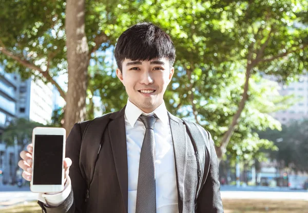 Hombre de negocios mano mostrando pantalla de teléfono inteligente en blanco —  Fotos de Stock