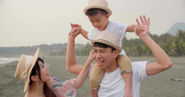 Χαρούμενη Ασιατική Οικογένεια Που Διασκεδάζει Στην Παραλία — Αρχείο Βίντεο