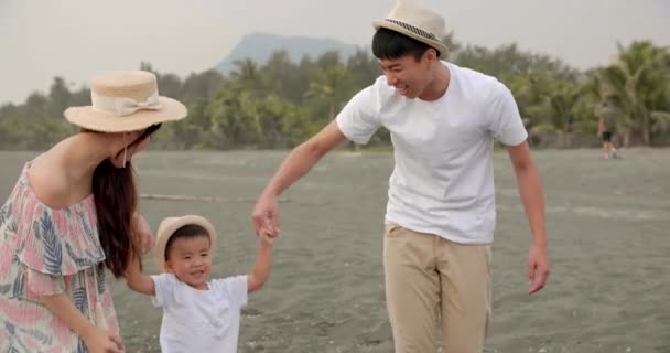 Feliz Asiático Família Ter Diversão Praia — Vídeo de Stock