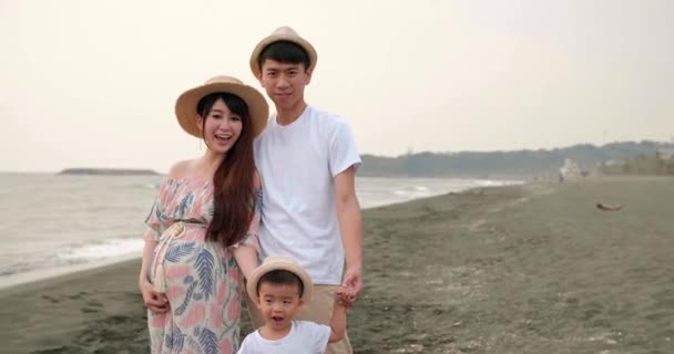 Felice Famiglia Asiatica Divertirsi Sulla Spiaggia — Video Stock