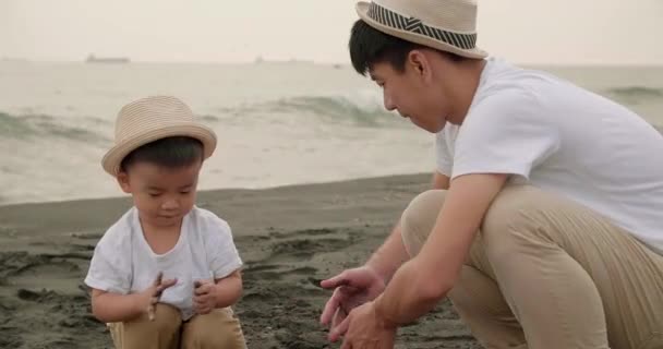 Gelukkig Aziatische Familie Het Hebben Van Plezier Het Strand — Stockvideo