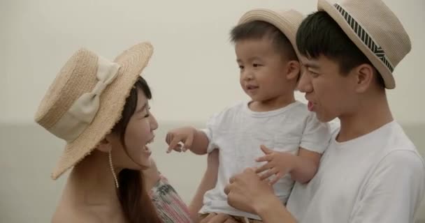 快乐的亚洲家庭在海滩上玩得开心 — 图库视频影像