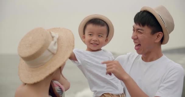 Χαρούμενη Ασιατική Οικογένεια Που Διασκεδάζει Στην Παραλία — Αρχείο Βίντεο