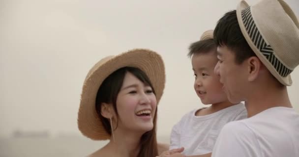 Счастливая Семья Встречает Новый Год Сверчками — стоковое видео