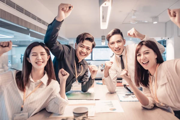 Upphetsad Affärsmän möte i konferensrum — Stockfoto