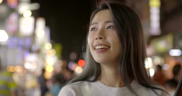 夜市でスマートフォンを使って幸せな若いアジアの女性 — ストック動画