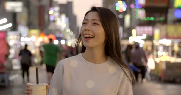 Молодая Женщина Наслаждается Чай Пузырьком Молока Уличной Едой Ночном Рынке — стоковое видео