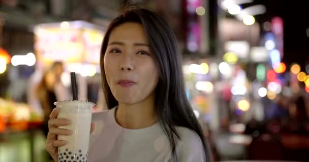 Asiatico Donna Godere Bolla Latte Con Strada Cibo Notte Mercato — Video Stock