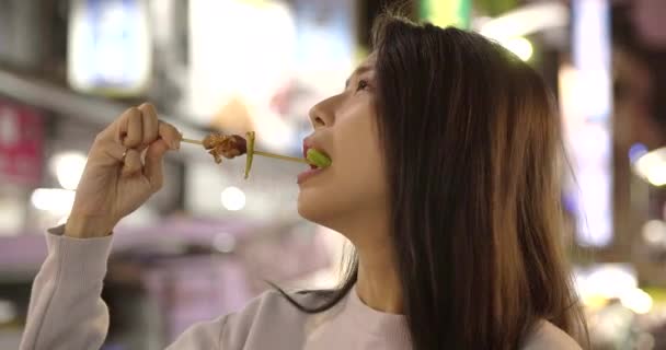 Asiatique Jeune Femme Profiter Nourriture Rue Dans Night Market — Video