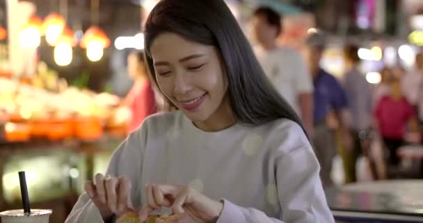 Asyalı Kadın Gece Pazarı Nda Sokak Yemekleriyle Köpüklü Sütlü Çay — Stok video