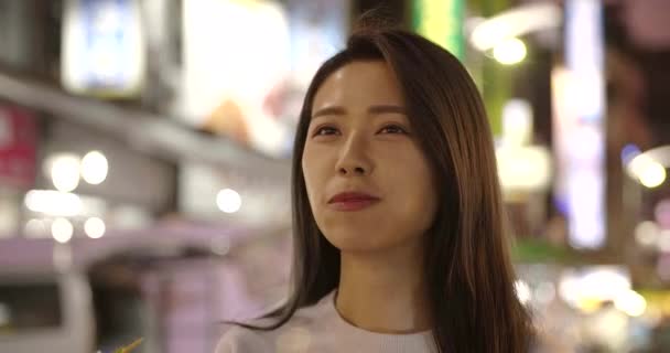 Asiatique Jeune Femme Profiter Nourriture Rue Dans Night Market — Video