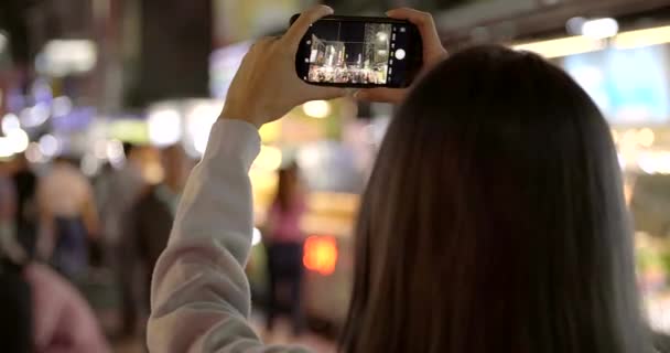 Feliz Jovem Mulher Asiática Usando Telefone Inteligente Mercado Noturno — Vídeo de Stock