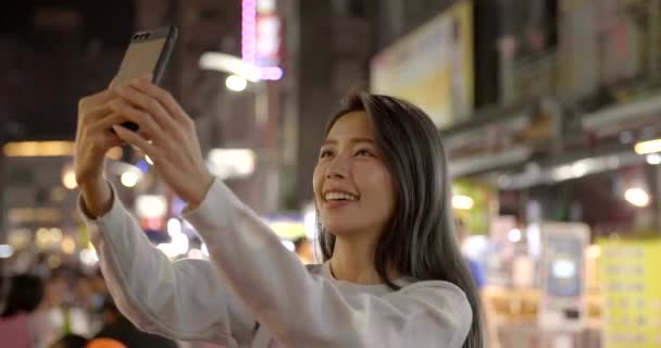 Felice Giovane Donna Asiatica Utilizzando Smartphone Nel Mercato Notturno — Video Stock