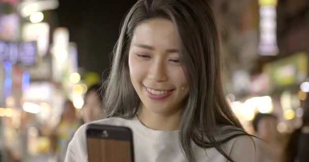 Szczęśliwy Młody Azji Kobieta Pomocą Smartfona Night Market — Wideo stockowe