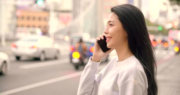 Mujer Joven Mirando Teléfono Inteligente Ciudad Por Noche — Vídeo de stock