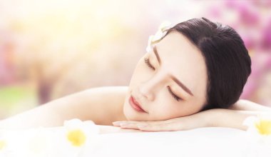 Kaplıca salonundaki güzel genç kadın.