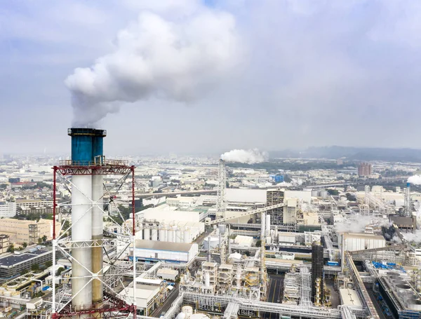 Luftaufnahme des Industriegebiets mit Chemieanlage. Rauchschwaden — Stockfoto