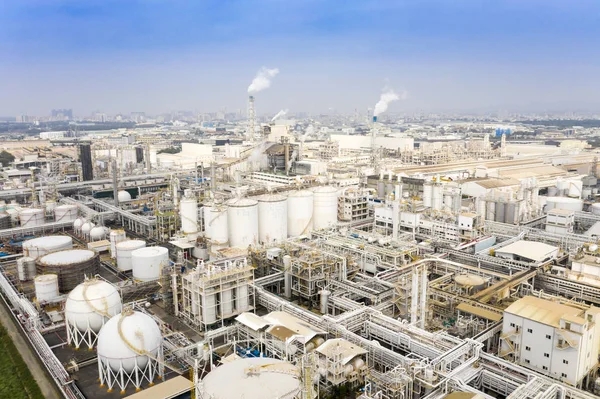 Flygfoto över industriområde med kemisk anläggning. Rökchim — Stockfoto