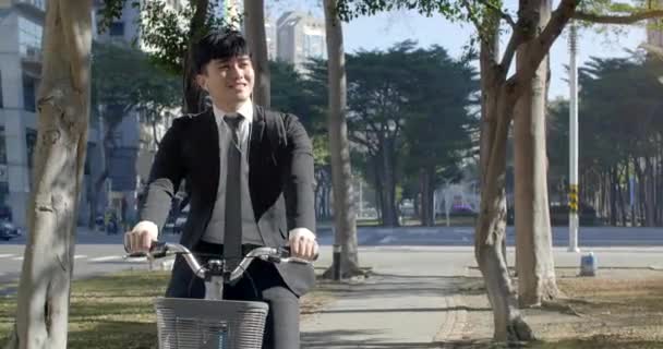 Homme Affaires Vélo Pour Travailler Dans Rue Urbaine Matin — Video